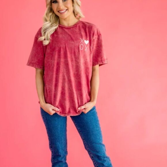 PINK‎ DESERT THE XOXO MINERAL WASH GRAPHIC TEE IN CARDINAL RED S NWT IN PKG - Picture 2 of 9